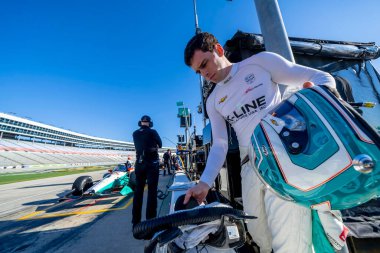 Kanada 'nın Stouffville kentinden DALTON KELLETT (4) FT. Worth Texas Motor Speedway' de XPEL 375 için antrenman yapmaya hazırlanıyor..