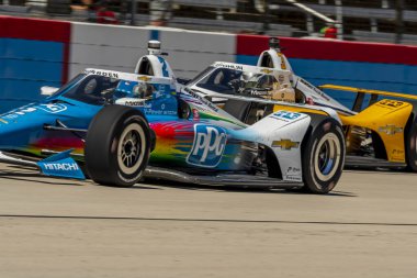 ABD 'li JOSEF NEWGARDEN (2), FT. Worth Texas' taki Texas Motor Speedway 'de XPEL 375 sırasında virajlarda yarışır..