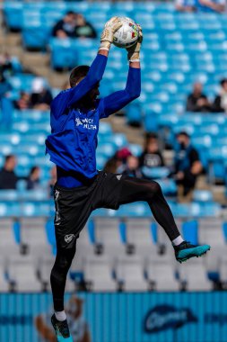 FC Cincinnati kalecisi ALEC KANN, Charlotte, Kuzey Carolina 'daki Bank of America Stadyumu' nda The Charlotte FC 'ye karşı oynadığı maçtan önce ısınıyor. Charlotte FC, FC Cincinnati 'yi 2-0 yendi.