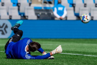 FC Cincinnati kalecisi ALEC KANN, Charlotte, Kuzey Carolina 'daki Bank of America Stadyumu' nda The Charlotte FC 'ye karşı oynadığı maçtan önce ısınıyor. Charlotte FC, FC Cincinnati 'yi 2-0 yendi.