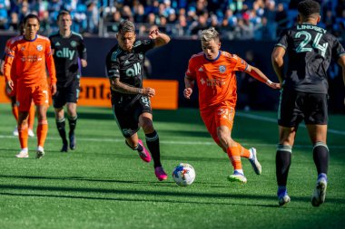 Arjantinli FC Cincinnati orta saha oyuncusu ALVARO BARREAL, Charlotte, Kuzey Carolina 'daki Bank of America Stadyumu' nda The Charlotte FC 'ye karşı oynuyor..  