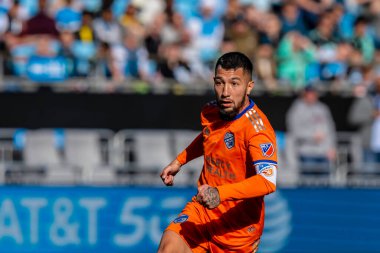 Arjantinli FC Cincinnati Orta saha oyuncusu LUCIANO ACOSTA, Charlotte, Kuzey Carolina 'daki Bank of America Stadyumu' nda The Charlotte FC 'ye karşı oynuyor. Charlotte FC düzenlemelerde konuk FC Cincinnati 'yi 2-0 yendi..