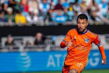 Arjantinli FC Cincinnati Orta saha oyuncusu LUCIANO ACOSTA, Charlotte, Kuzey Carolina 'daki Bank of America Stadyumu' nda The Charlotte FC 'ye karşı oynuyor. Charlotte FC düzenlemelerde konuk FC Cincinnati 'yi 2-0 yendi..