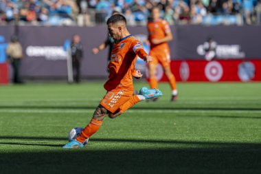 Arjantinli FC Cincinnati Orta saha oyuncusu LUCIANO ACOSTA, Charlotte, Kuzey Carolina 'daki Bank of America Stadyumu' nda The Charlotte FC 'ye karşı oynuyor. Charlotte FC düzenlemelerde konuk FC Cincinnati 'yi 2-0 yendi..
