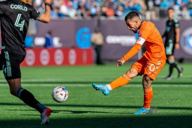 Arjantinli FC Cincinnati Orta saha oyuncusu LUCIANO ACOSTA, Charlotte, Kuzey Carolina 'daki Bank of America Stadyumu' nda The Charlotte FC 'ye karşı oynuyor. Charlotte FC düzenlemelerde konuk FC Cincinnati 'yi 2-0 yendi..
