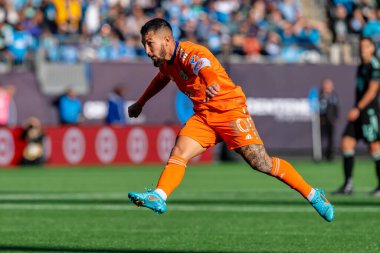 Arjantinli FC Cincinnati Orta saha oyuncusu LUCIANO ACOSTA, Charlotte, Kuzey Carolina 'daki Bank of America Stadyumu' nda The Charlotte FC 'ye karşı oynuyor. Charlotte FC düzenlemelerde konuk FC Cincinnati 'yi 2-0 yendi..