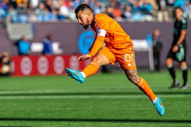 Arjantinli FC Cincinnati Orta saha oyuncusu LUCIANO ACOSTA, Charlotte, Kuzey Carolina 'daki Bank of America Stadyumu' nda The Charlotte FC 'ye karşı oynuyor. Charlotte FC düzenlemelerde konuk FC Cincinnati 'yi 2-0 yendi..