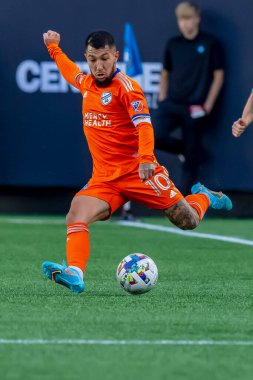 Arjantinli FC Cincinnati Orta saha oyuncusu LUCIANO ACOSTA, Charlotte, Kuzey Carolina 'daki Bank of America Stadyumu' nda The Charlotte FC 'ye karşı oynuyor. Charlotte FC düzenlemelerde konuk FC Cincinnati 'yi 2-0 yendi..