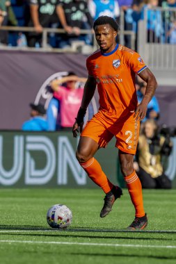 Jamaika 'nın FC Cincinnati defans oyuncusu ALVAS POwell, Charlotte, Kuzey Carolina' daki Bank of America Stadyumu 'nda The Charlotte FC' ye karşı oynuyor. Charlotte FC düzenlemelerde konuk FC Cincinnati 'yi 2-0 yendi..