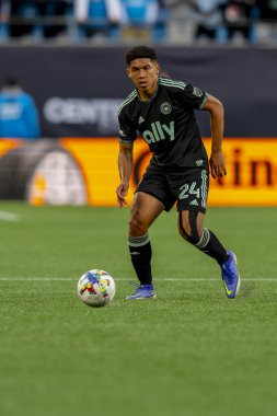 ABD 'li Charlotte FC Defender JAYLIN LINDSEY, Kuzey Carolina' daki Bank of America Stadyumu 'nda FC Cincinnati' ye karşı oynuyor. Charlotte FC düzenlemelerde konuk FC Cincinnati 'yi 2-0 yendi..