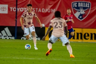 Portland Timber 'ın orta saha oyuncusu David Ayala (ARG), ABD' nin Frisco kentindeki Toyota Stadyumu 'nda The Dallas FC' ye karşı oynuyor..  