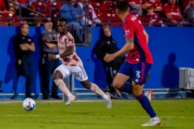 Portland Timber 'ın orta saha oyuncusu Santiago Moreno (COL), ABD' nin Frisco kentindeki Toyota Stadyumu 'nda The Dallas FC' ye karşı oynuyor..  