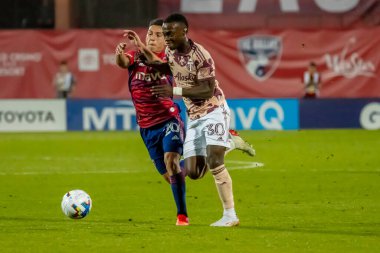 Portland Timber 'ın orta saha oyuncusu Santiago Moreno (COL), ABD' nin Frisco kentindeki Toyota Stadyumu 'nda The Dallas FC' ye karşı oynuyor..  