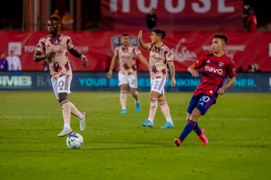 Dallas FC Forward Alan Velasco (ARG), ABD 'nin Frisco kentindeki Toyota Stadyumu' nda The Portland Timbers 'a karşı oynuyor..  