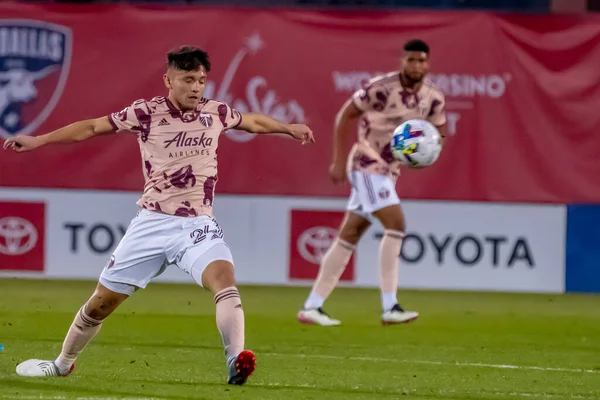 Portland Timber 'ın orta saha oyuncusu David Ayala (ARG), ABD' nin Frisco kentindeki Toyota Stadyumu 'nda The Dallas FC' ye karşı oynuyor..  