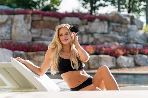 Vacker Blond Bikini Modell Njuter Somrig Dag Vid Poolen — Stockfoto
