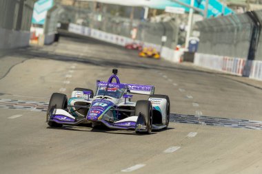 Tokyo, Japonya 'dan TAKUMA SATO (51) Long Beach' in Long Beach sokaklarındaki Acura Grand Prix 'si için yapılan bir antrenman sırasında dönüşlerde koşar..