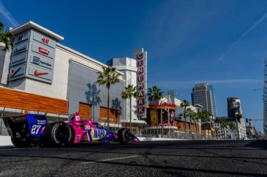 ABD 'li ALEXANDER ROSSI (27), Long Beach, Kaliforniya' daki Long Beach Caddeleri 'nde düzenlenen Acura Grand Prix antrenmanı sırasında virajlarda koşuyor..