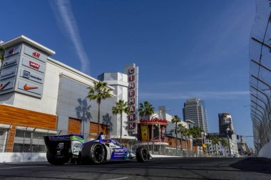Tokyo, Japonya 'dan TAKUMA SATO (51) Long Beach' in Long Beach sokaklarındaki Acura Grand Prix 'si için yapılan bir antrenman sırasında dönüşlerde koşar..