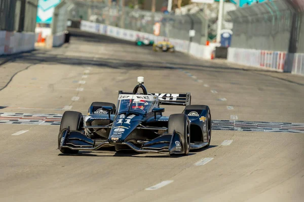 Bogota, Kolombiya 'dan TATIANA CALDERON (R) (11) Long Beach, Kaliforniya' daki Long Beach Caddeleri 'nde düzenlenen Acura Grand Prix antrenmanı sırasında virajlarda koşar..