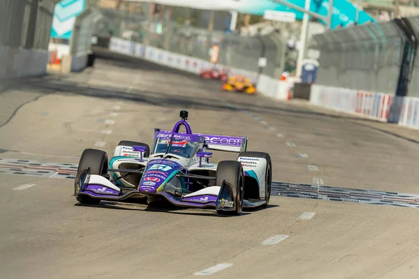 Tokyo, Japonya 'dan TAKUMA SATO (51) Long Beach' in Long Beach sokaklarındaki Acura Grand Prix 'si için yapılan bir antrenman sırasında dönüşlerde koşar..