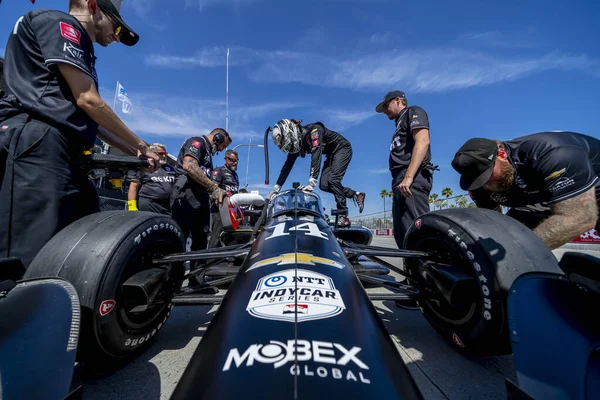 ABD 'li KYLE KIRKWOOD (R) (14), Long Beach, Kaliforniya' daki Long Beach Caddeleri 'ndeki Long Beach' in Acura Grand Prix 'sine hazırlanıyor..