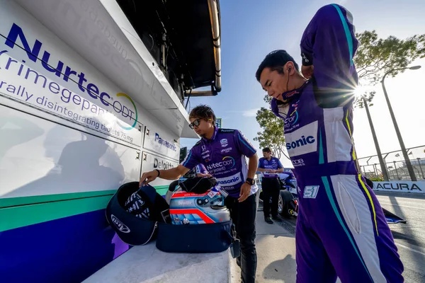 Tokyo, Japonya 'dan TAKUMA SATO (51), Long Beach, Kaliforniya' daki The Streets of Long Beach 'teki Long Beach' in Acura Grand Prix 'sine hazırlanıyor..