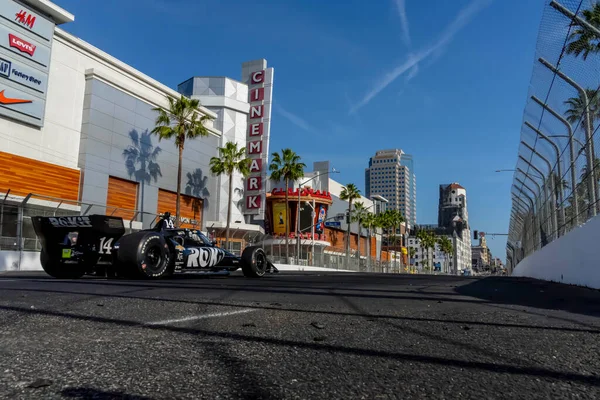 ABD 'li KYLE KIRKWOOD (R) (14), Long Beach, Kaliforniya' daki Long Beach Caddeleri 'nde düzenlenen Acura Grand Prix antrenmanı sırasında virajlarda koşuyor..