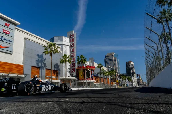 Bogota, Kolombiya 'dan TATIANA CALDERON (R) (11) Long Beach, Kaliforniya' daki Long Beach Caddeleri 'nde düzenlenen Acura Grand Prix antrenmanı sırasında virajlarda koşar..