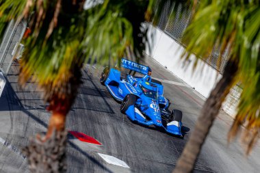 Barcelona, İspanya 'dan ALEX PALOU (10), Long Beach, Kaliforniya' daki Long Beach Caddeleri 'nde düzenlenen Acura Grand Prix antrenmanı sırasında virajlarda koşuyor..