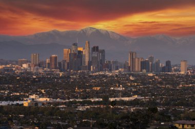 Melekler şehri, Los Angeles, California, alacakaranlıkta San Gabriel Dağları 'nın önünde yer alır..