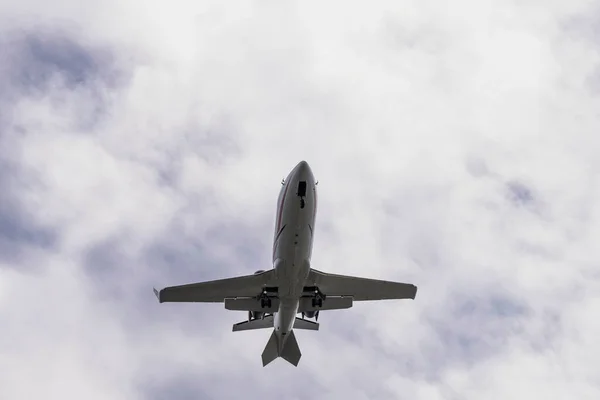 Samolot Pasażerski Lądujący Lotnisku Przed Popołudniowym Niebem — Zdjęcie stockowe
