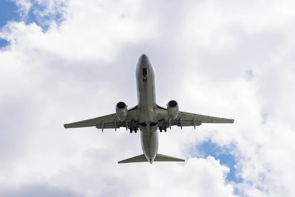 Avión Comercial Aterrizando Aeropuerto Contra Cielo Tarde — Foto de Stock
