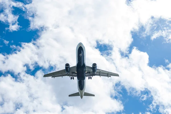 Samolot Pasażerski Lądujący Lotnisku Przed Popołudniowym Niebem — Zdjęcie stockowe