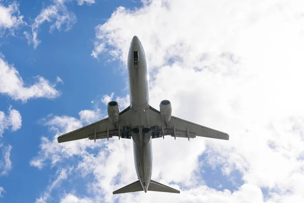 午後の空に対する空港に着陸する民間航空機 — ストック写真