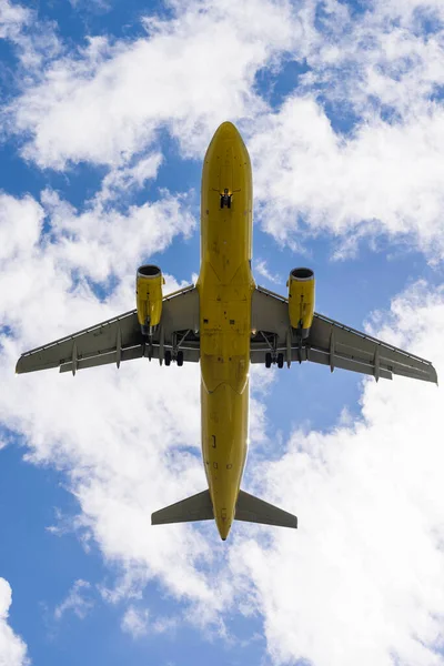 Een Commercieel Vliegtuig Landend Een Luchthaven Tegen Een Namiddag Lucht — Stockfoto