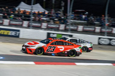 Bubba Wallace Martinsville, VA 'daki Martinsville yarış pistinde Blue-Emu Maksimum Ağrı Yardım 400 için mücadele ediyor..