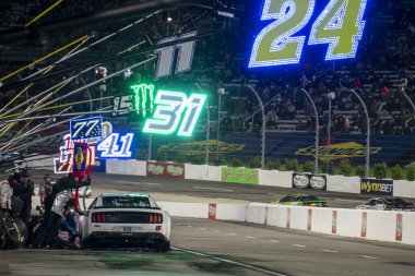 J.J. Yeley, Martinsville, VA 'daki Martinsville Speedway' de Blue-Emu Maksimum Ağrı Rahatlatma 400 'de piti yapıyor..