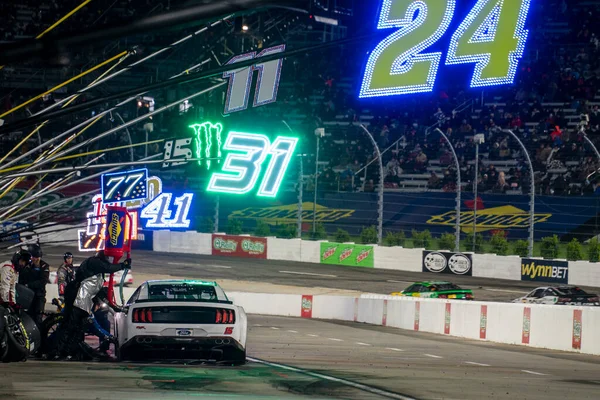 J.J. Yeley, Martinsville, VA 'daki Martinsville Speedway' de Blue-Emu Maksimum Ağrı Rahatlatma 400 'de piti yapıyor..