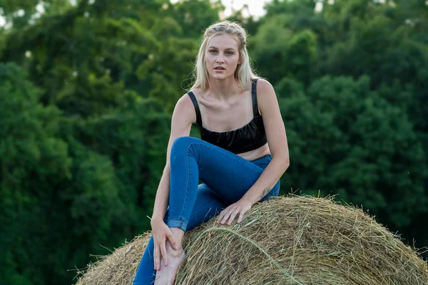 Gorgeous Blonde Farmers Daughter Poses Outdoors Farm Environment — Stock Photo, Image