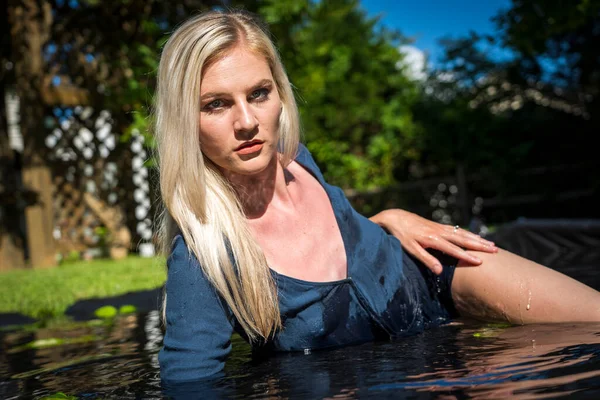 Una Hermosa Modelo Rubia Posa Lencería Aire Libre Una Piscina —  Fotos de Stock