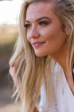 Muhteşem sarışın bir bikini modeli göl kenarında poz verirken yaz havasının tadını çıkarıyor..