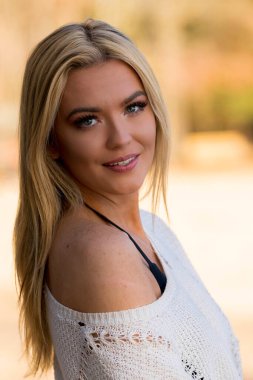 Muhteşem sarışın bir bikini modeli göl kenarında poz verirken yaz havasının tadını çıkarıyor..