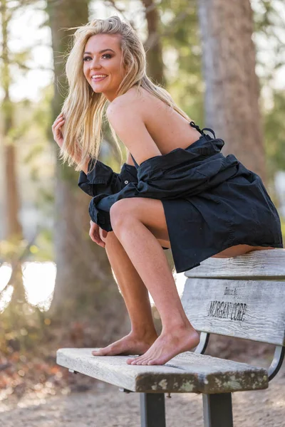 Vacker Blond Bikini Modell Poserar Utomhus Nära Sjö Medan Njuter — Stockfoto