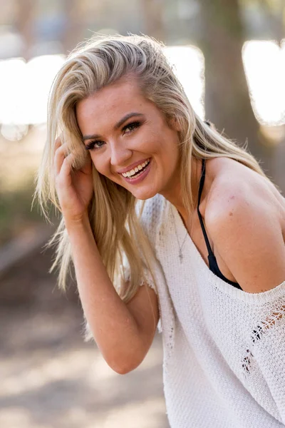 Muhteşem sarışın bir bikini modeli göl kenarında poz verirken yaz havasının tadını çıkarıyor..