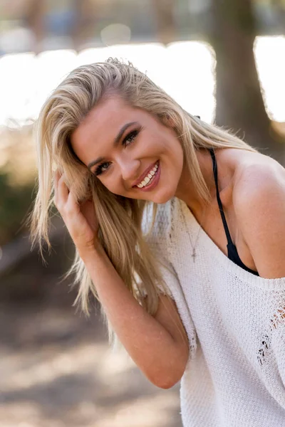 Muhteşem sarışın bir bikini modeli göl kenarında poz verirken yaz havasının tadını çıkarıyor..