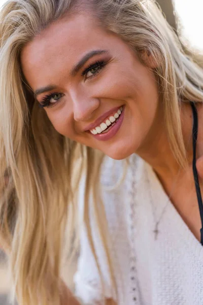 Ein Hinreißendes Blondes Bikini Model Posiert Freien Der Nähe Eines — Stockfoto