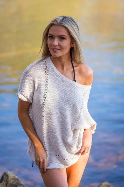 Muhteşem sarışın bir bikini modeli göl kenarında poz verirken yaz havasının tadını çıkarıyor..