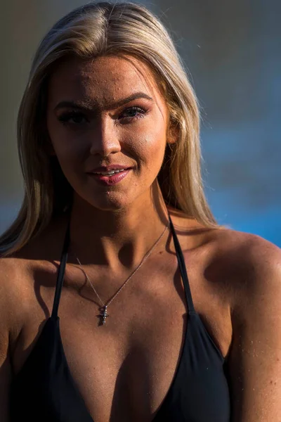 Muhteşem sarışın bir bikini modeli göl kenarında poz verirken yaz havasının tadını çıkarıyor..