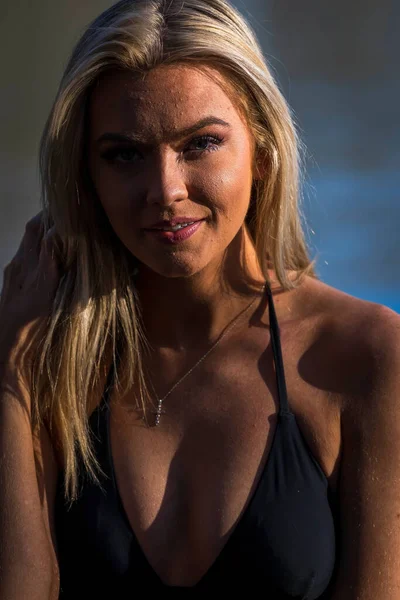 Muhteşem sarışın bir bikini modeli göl kenarında poz verirken yaz havasının tadını çıkarıyor..